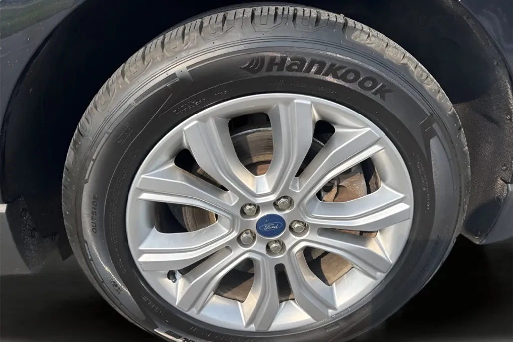 2020 Ford Edge Titanium photo 1