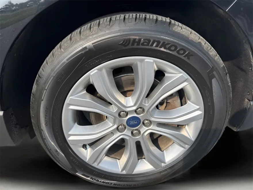 2020 Ford Edge Titanium photo 1