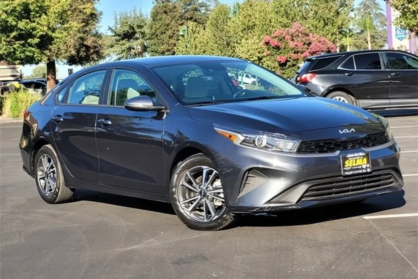2023 Kia Forte LXS photo 1
