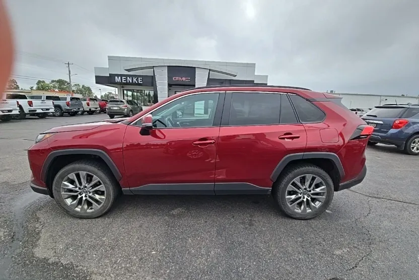2022 Toyota RAV4 XLE Premium photo 1