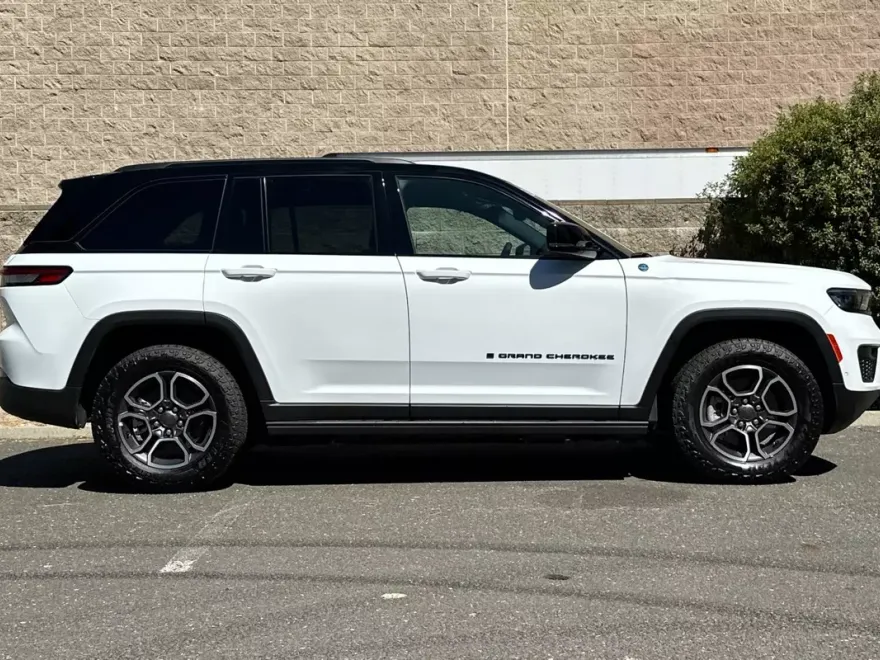 2023 Jeep Grand Cherokee Trailhawk 4xe photo 2