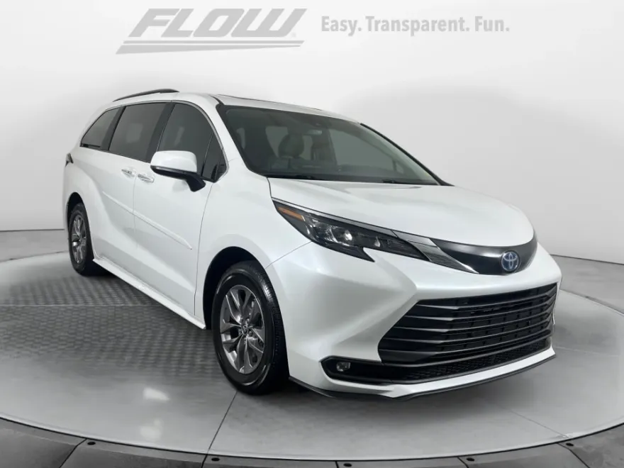 2025 Toyota Sienna XLE photo 1