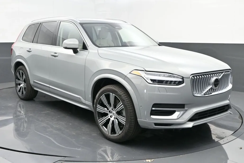 2025 Volvo XC90 T8 Plus photo 1