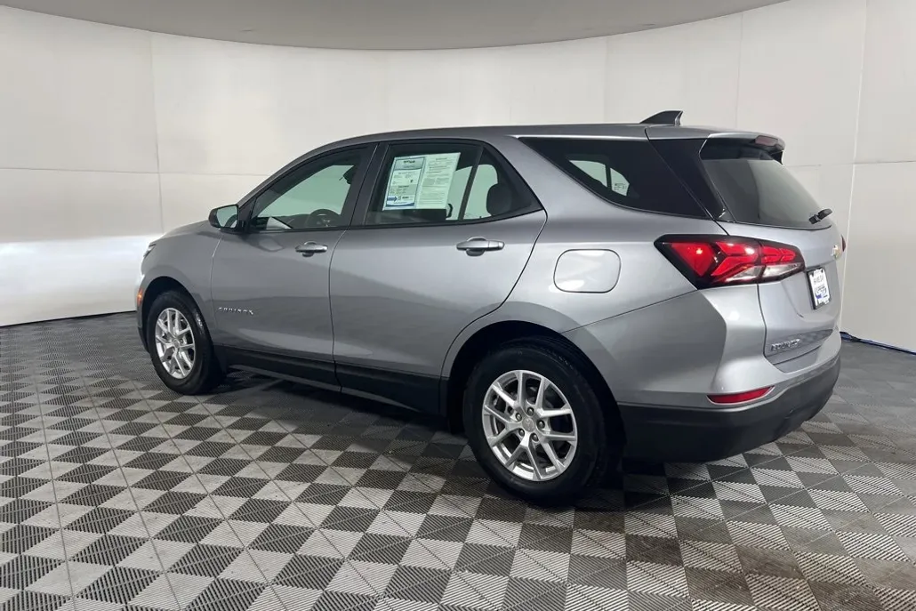 2024 Chevrolet Equinox LS photo 1