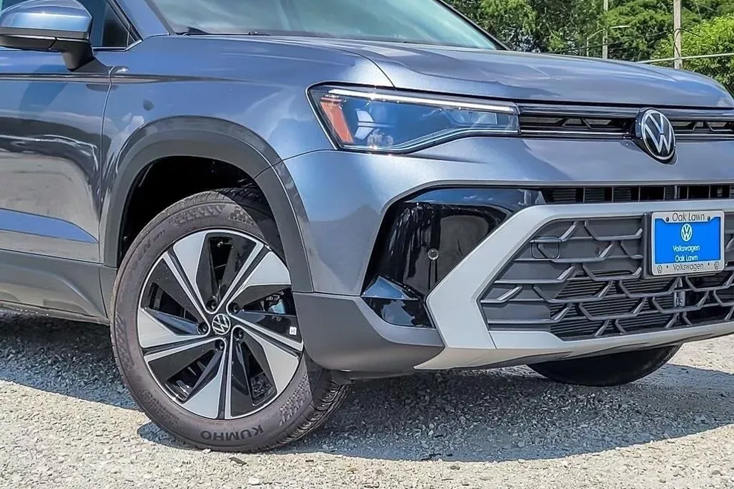 2025 Volkswagen Taos SE photo 1