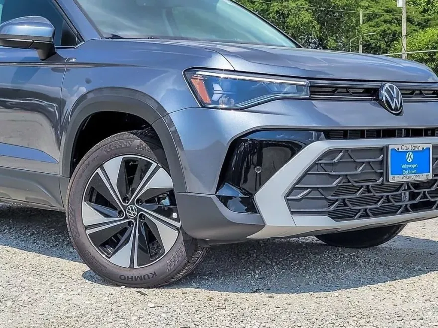 2025 Volkswagen Taos SE photo 1