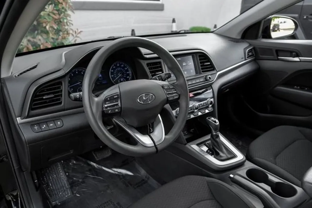 2020 Hyundai Elantra SEL photo 1