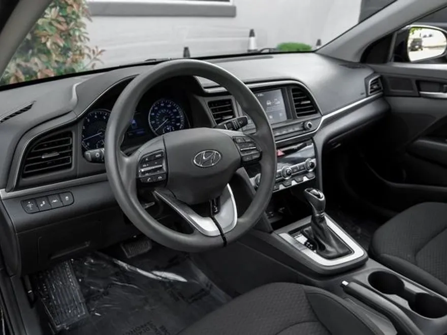 2020 Hyundai Elantra SEL photo 1