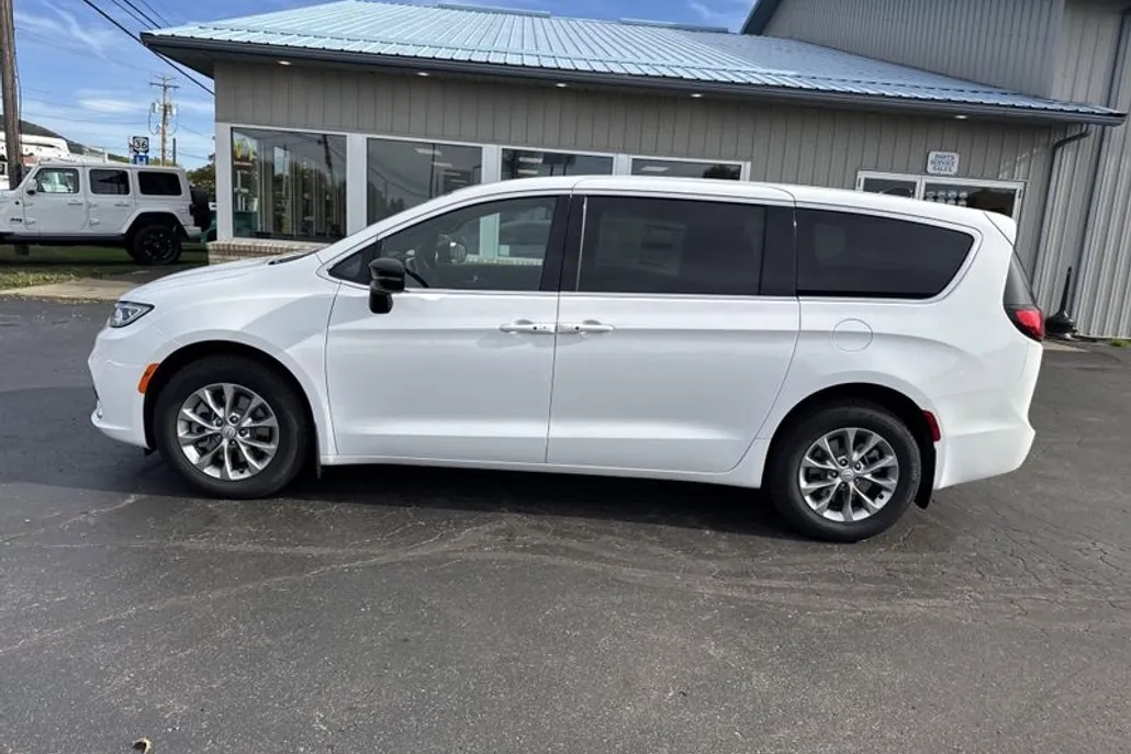 2026 Chrysler Pacifica photo 1
