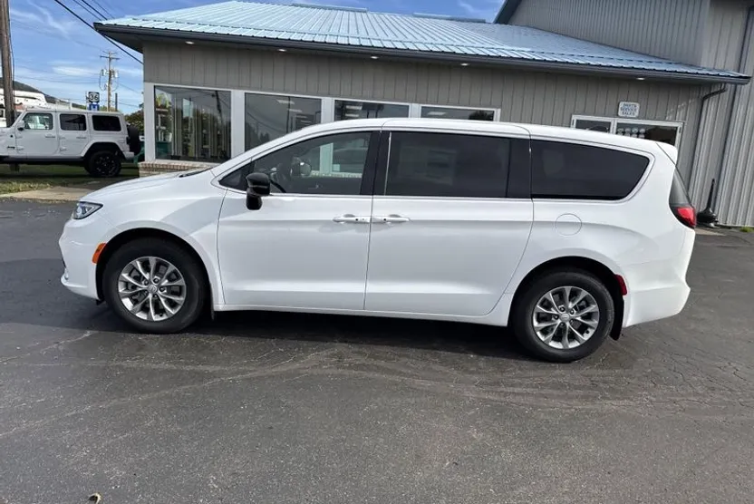 2026 Chrysler Pacifica photo 1