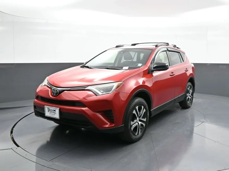 2017 Toyota RAV4 LE photo 1