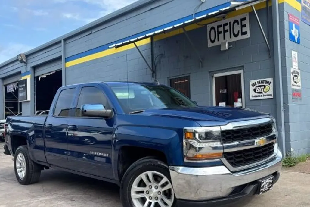 2017 Chevrolet Silverado 1500 LT photo 1