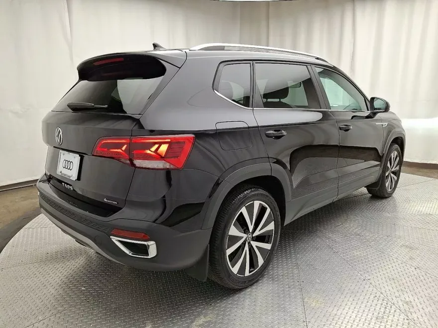 2022 Volkswagen Taos SE photo 1