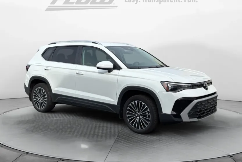 2025 Volkswagen Taos SE photo 1