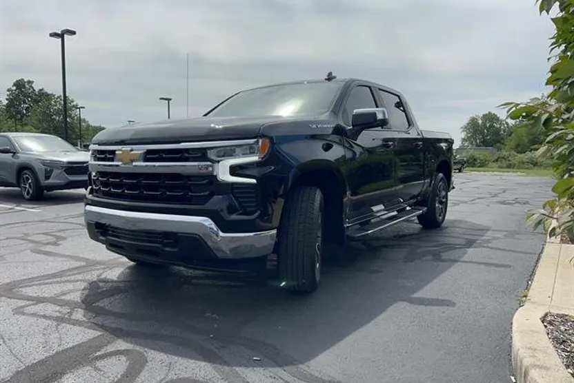 2023 Chevrolet Silverado 1500 LT photo 1