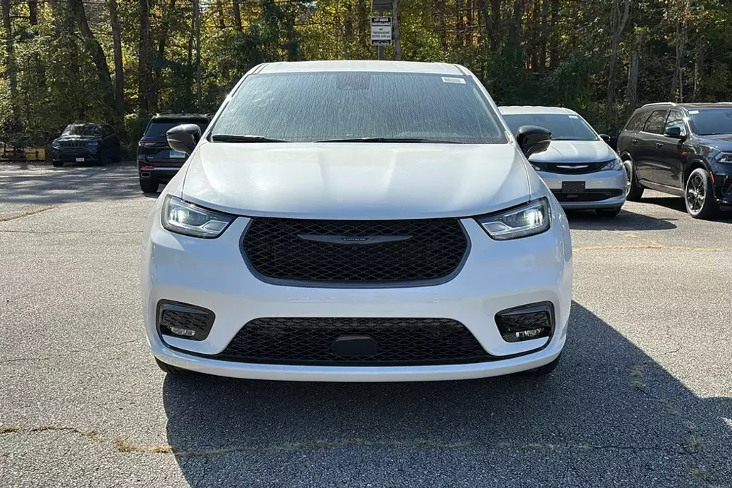 2026 Chrysler Pacifica Touring L photo 1