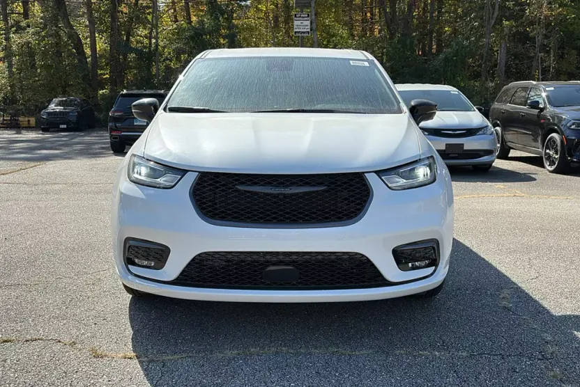 2026 Chrysler Pacifica Touring L photo 1