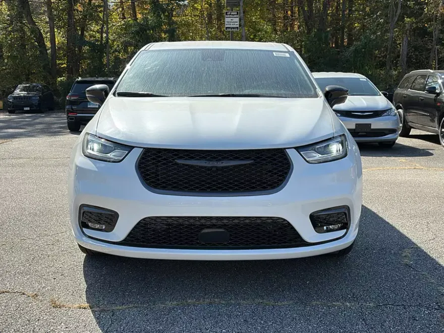 2026 Chrysler Pacifica Touring L photo 1