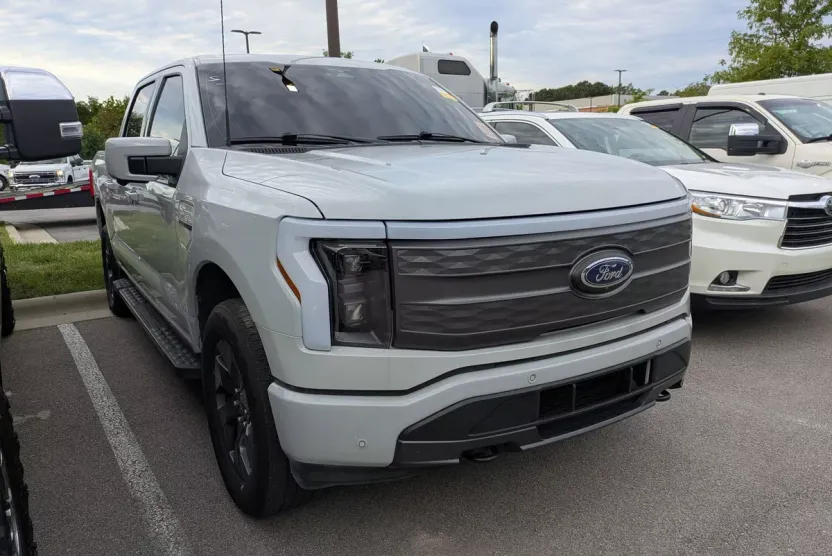 2023 Ford F-150 Lightning Lariat photo 1