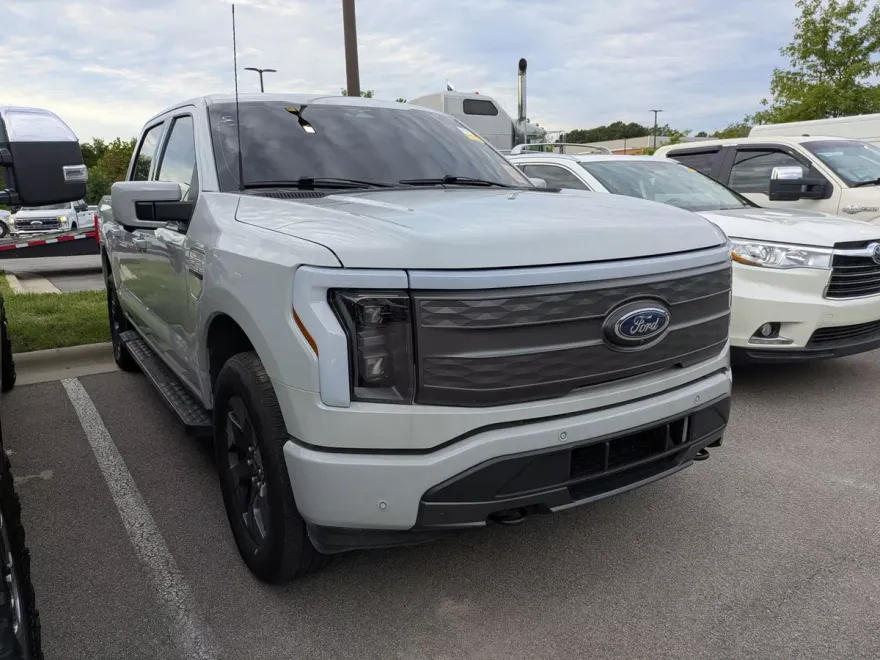 2023 Ford F-150 Lightning Lariat photo 1