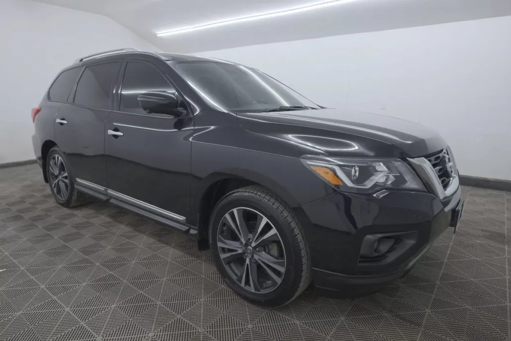 2017 Nissan Pathfinder Platinum photo 1