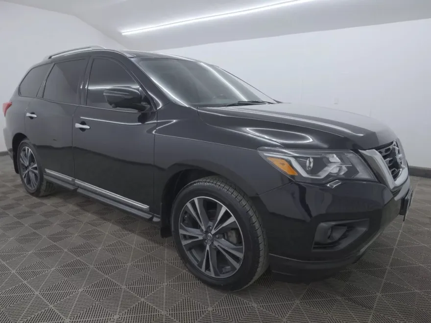 2017 Nissan Pathfinder Platinum photo 1