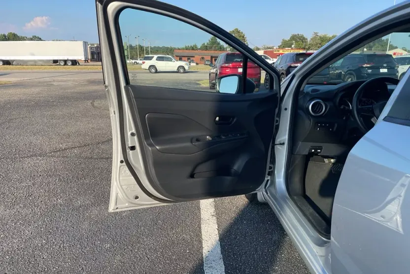 2022 Nissan Versa 1.6 S photo 1
