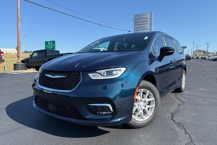 2025 Chrysler Pacifica photo 1