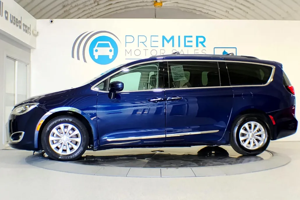 2017 Chrysler Pacifica Touring L photo 1