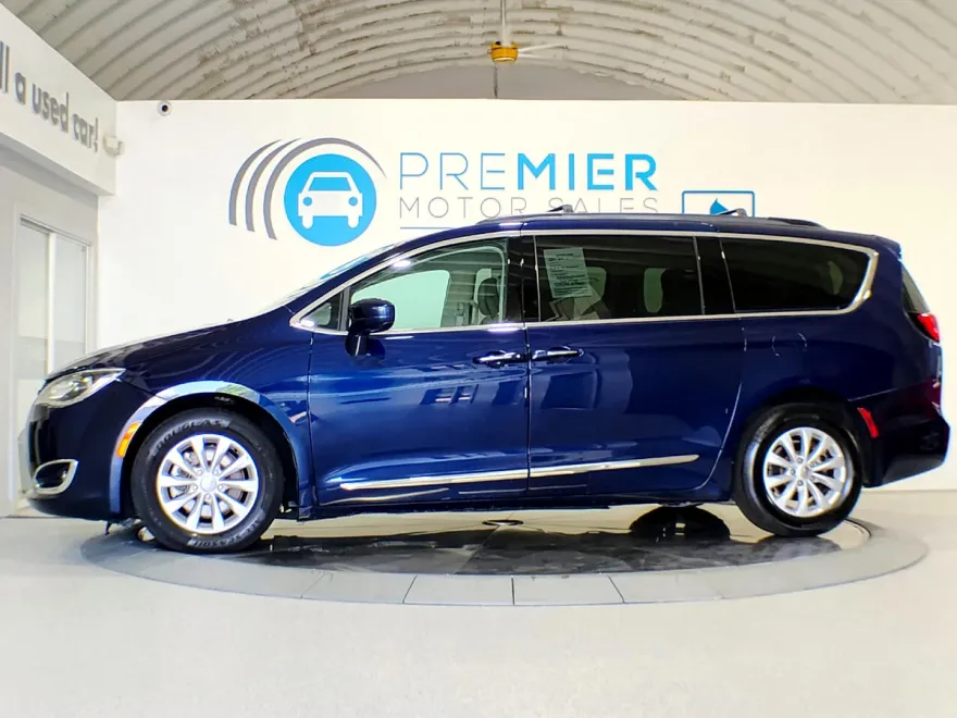 2017 Chrysler Pacifica Touring L photo 1