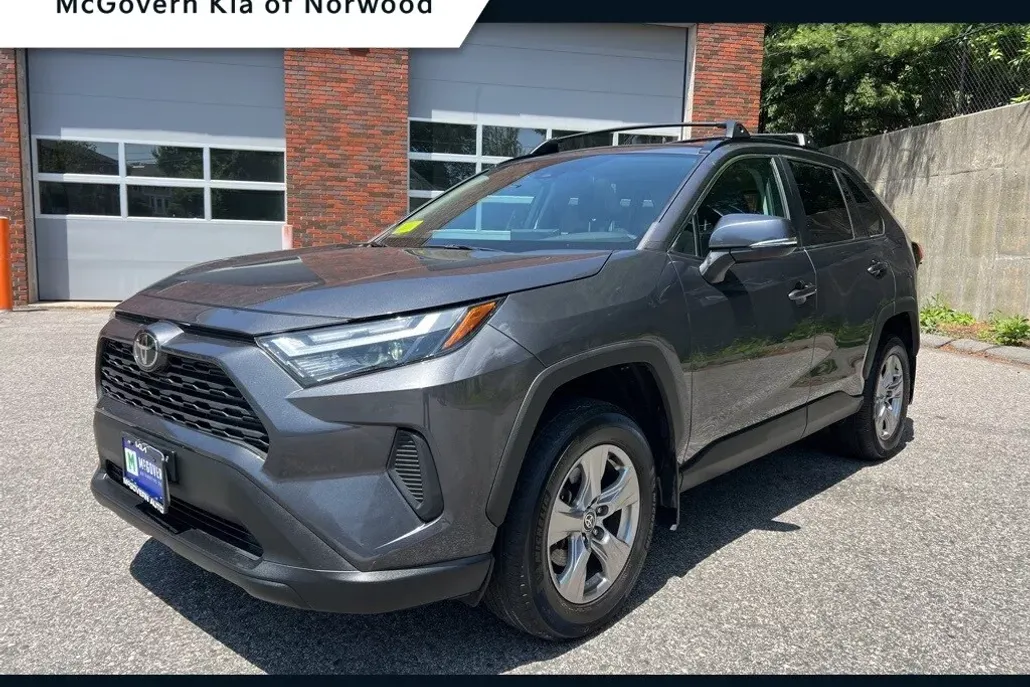 2022 Toyota RAV4 XLE photo 1