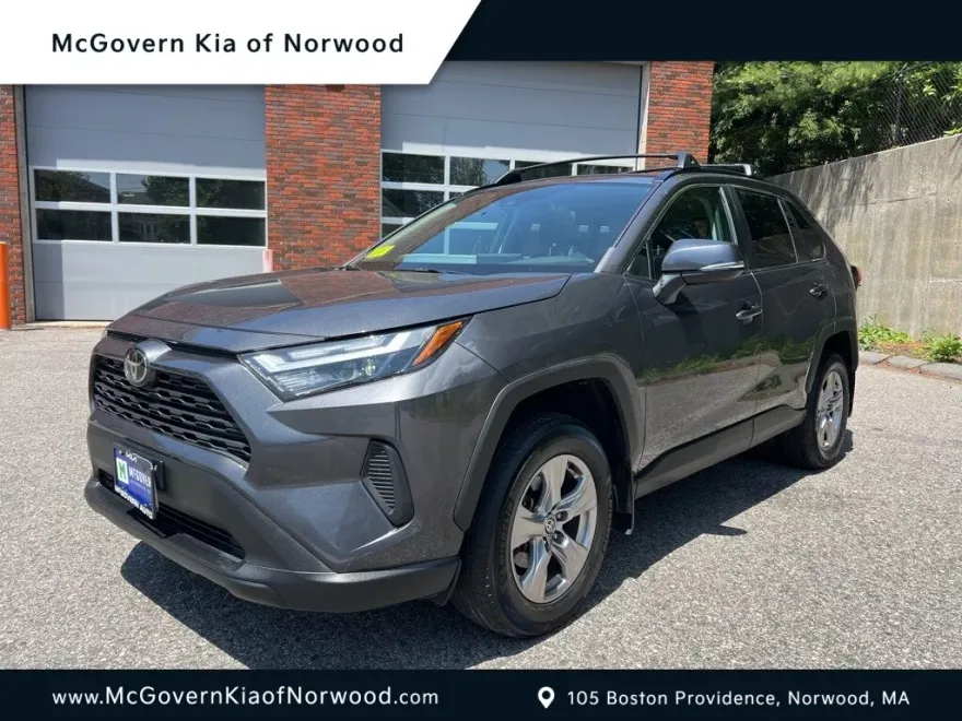 2022 Toyota RAV4 XLE photo 1