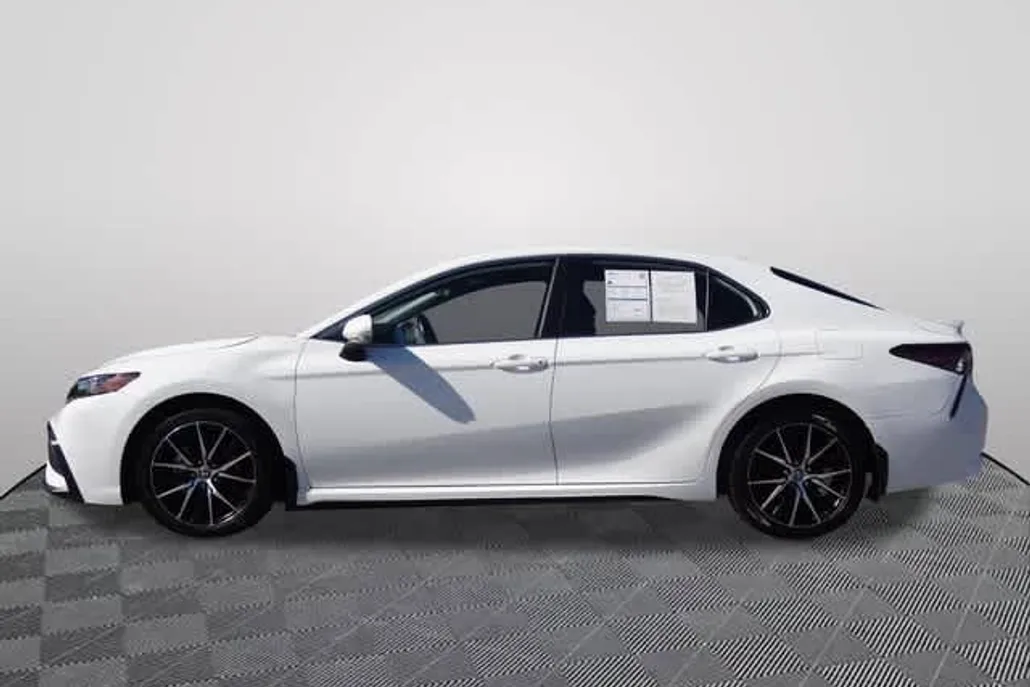 2024 Toyota Camry SE photo 1