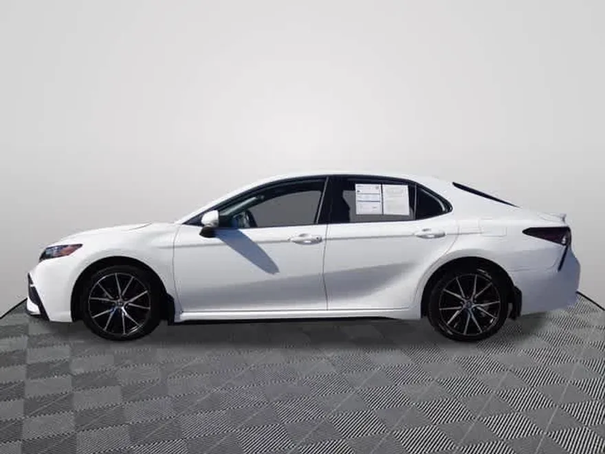2024 Toyota Camry SE photo 1