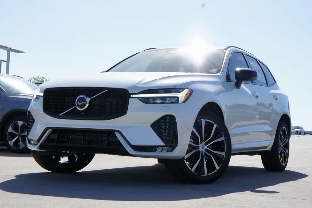 2025 Volvo XC60 B5 Plus photo 1