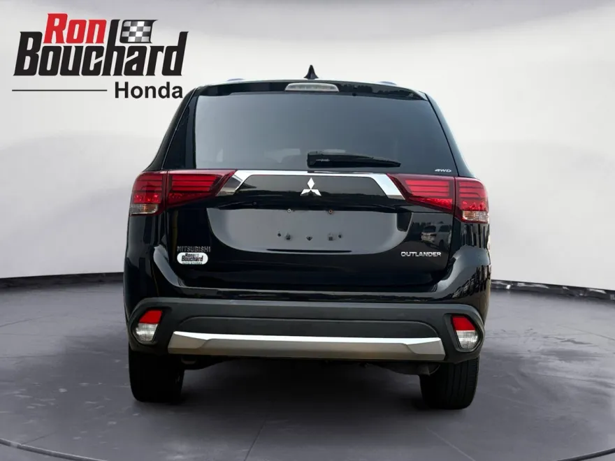 2018 Mitsubishi Outlander ES photo 1