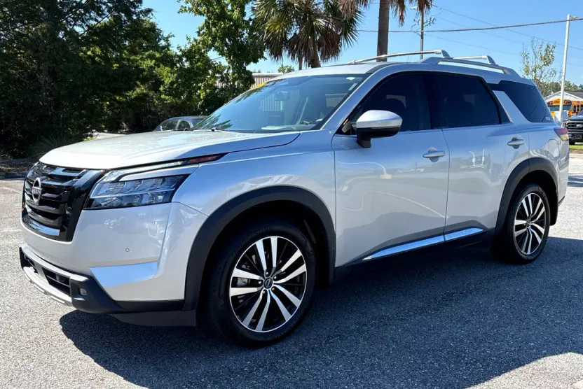2024 Nissan Pathfinder Platinum photo 1