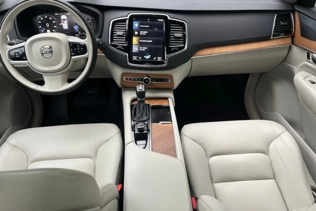 2022 Volvo XC90 T6 Momentum photo 1