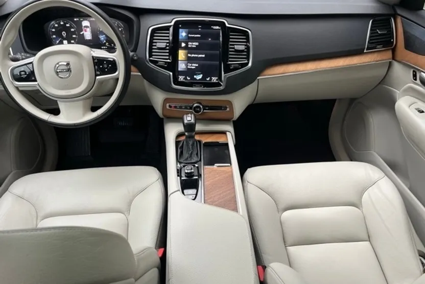 2022 Volvo XC90 T6 Momentum photo 1