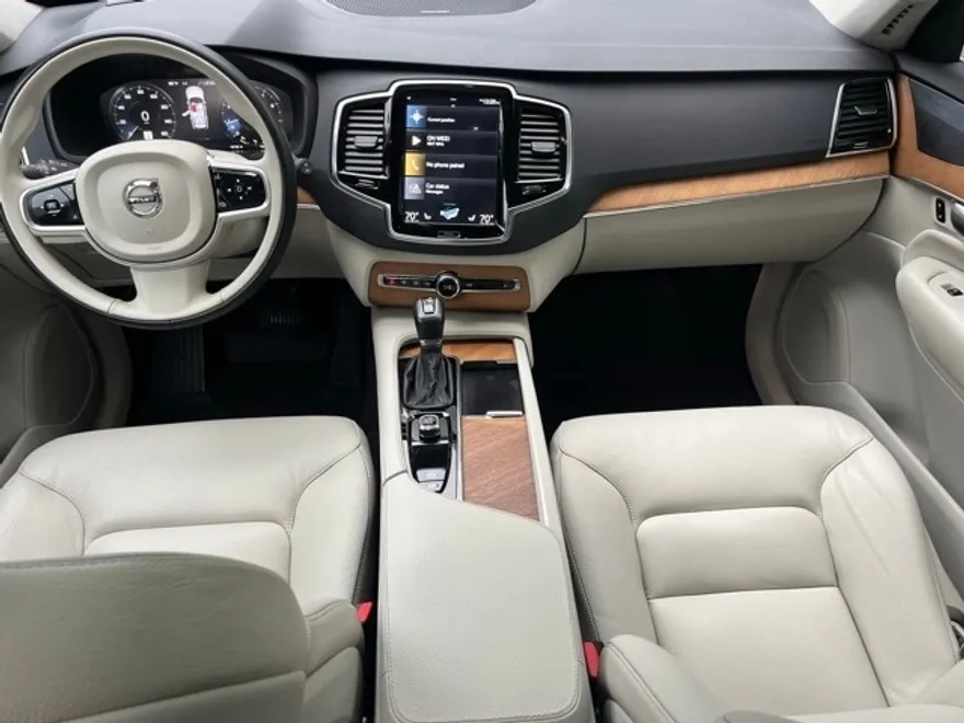 2022 Volvo XC90 T6 Momentum photo 1