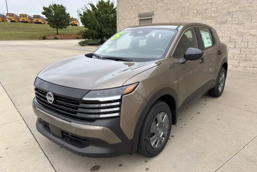 2025 Nissan Kicks S photo 1