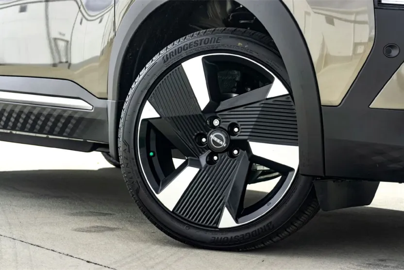 2026 Nissan Kicks SR photo 1