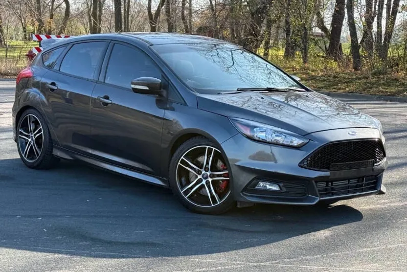 2016 Ford Focus ST photo 1