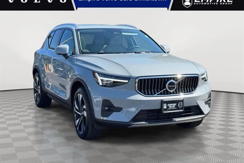 2025 Volvo XC40 Plus photo 1