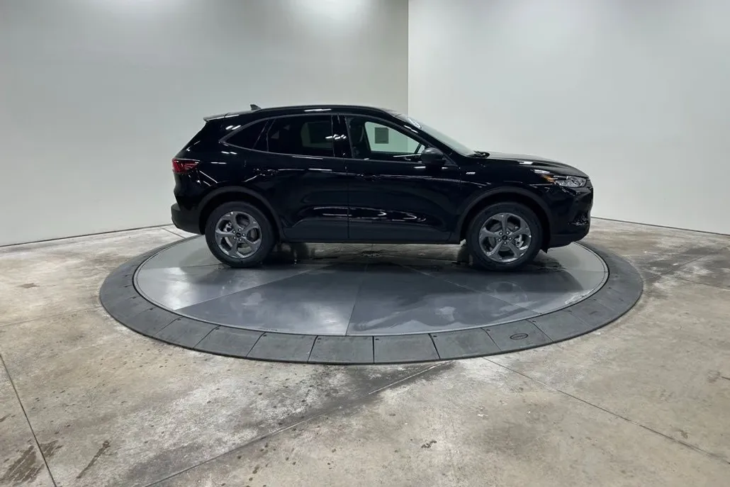 2026 Ford Escape ST-Line photo 1