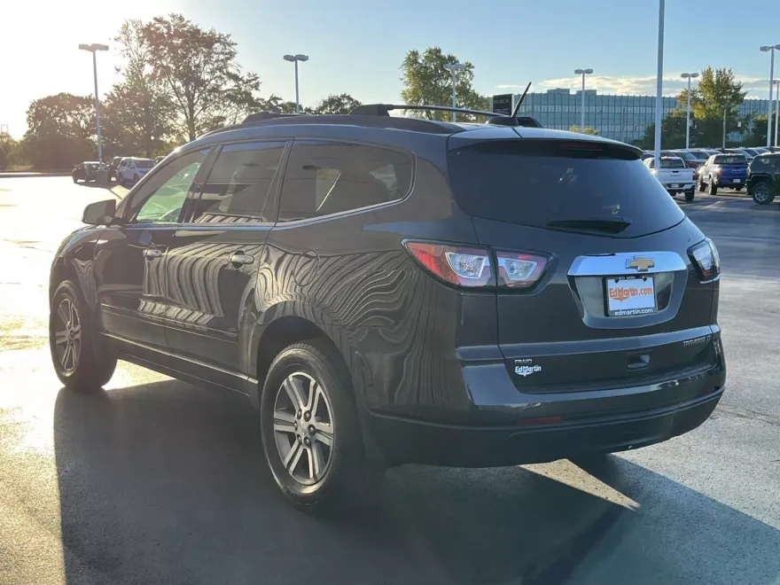 2016 Chevrolet Traverse 1LT photo 1