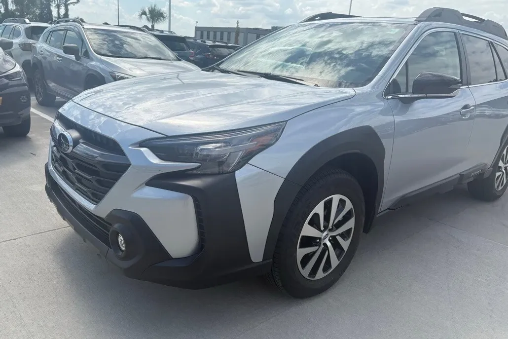 2025 Subaru Outback Premium photo 1
