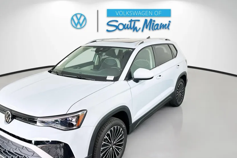 2025 Volkswagen Taos SE photo 1