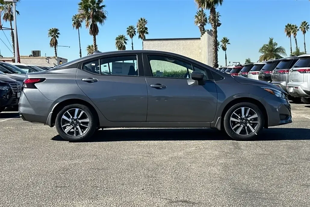 2025 Nissan Versa 1.6 SV photo 1