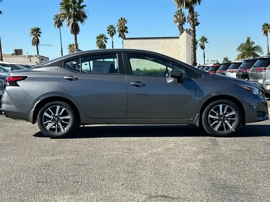 2025 Nissan Versa 1.6 SV photo 1